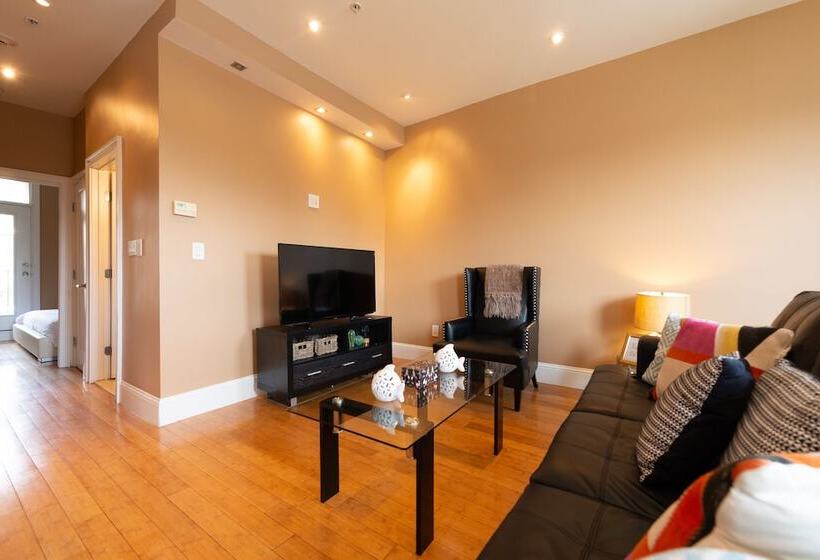 Pelicanstay In Boston Bay Village