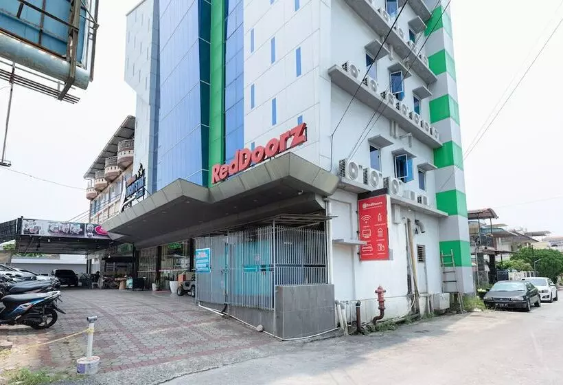 ホテル Reddoorz Premium Near Grand Batam Mall
