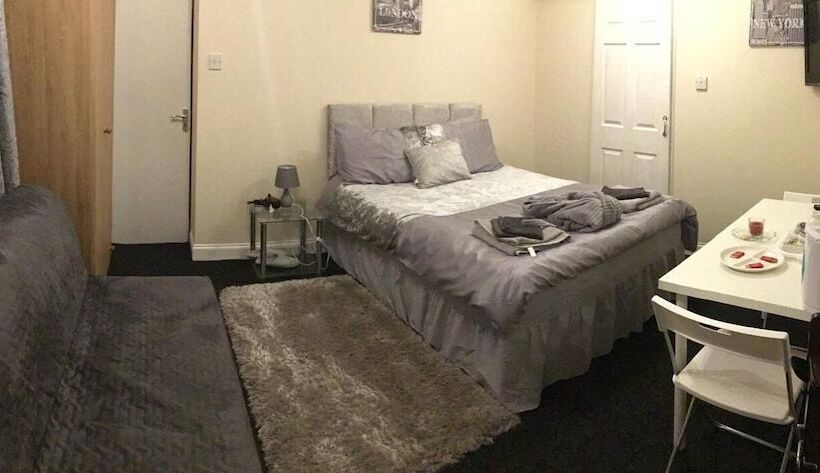 پانسیون Broadstone House Near Glasgow Airport