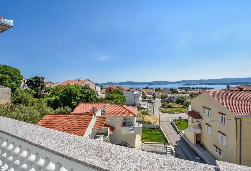 Apartments And Room Danijel