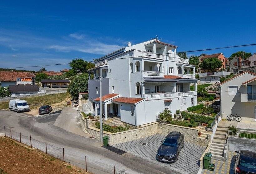 Apartments And Room Danijel