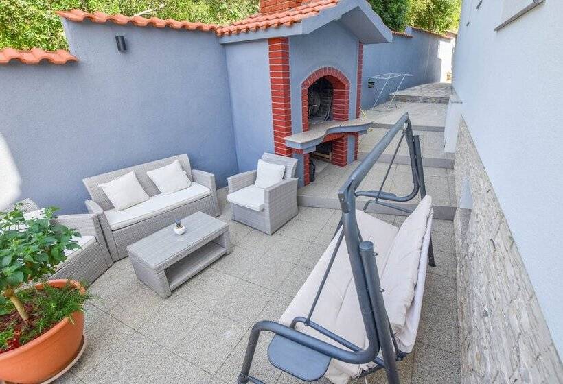 Apartments And Room Danijel