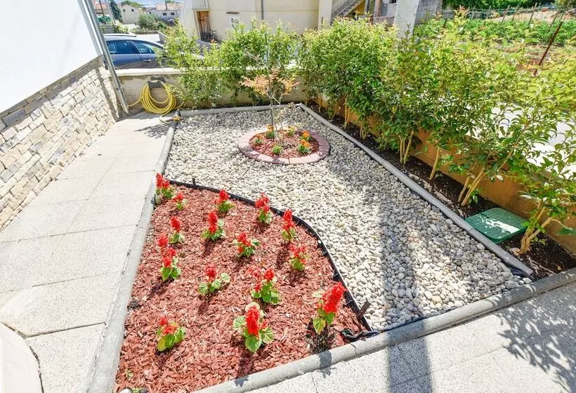 Apartments And Room Danijel