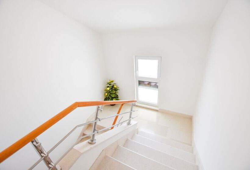 Apartments And Room Danijel