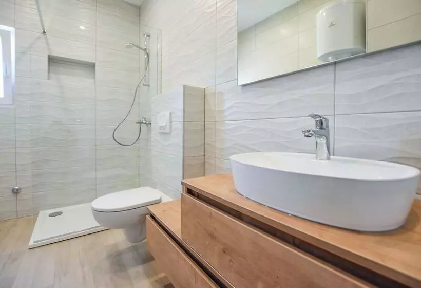 Apartments And Room Danijel