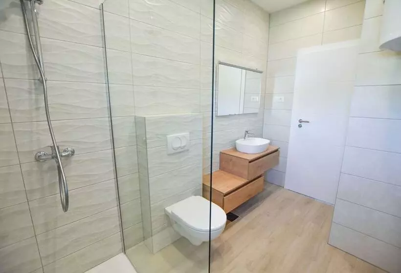 Apartments And Room Danijel