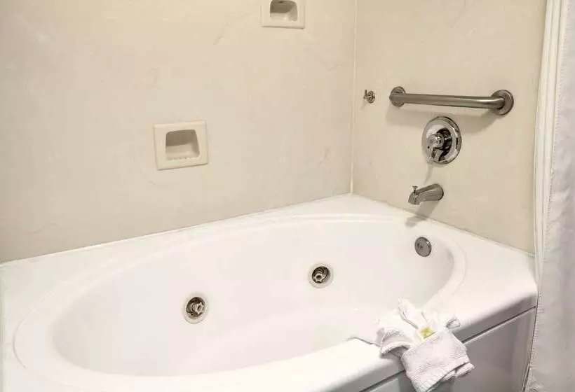 Отель Days Inn By Wyndham Concord