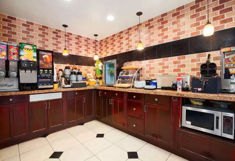 Отель Days Inn By Wyndham Concord