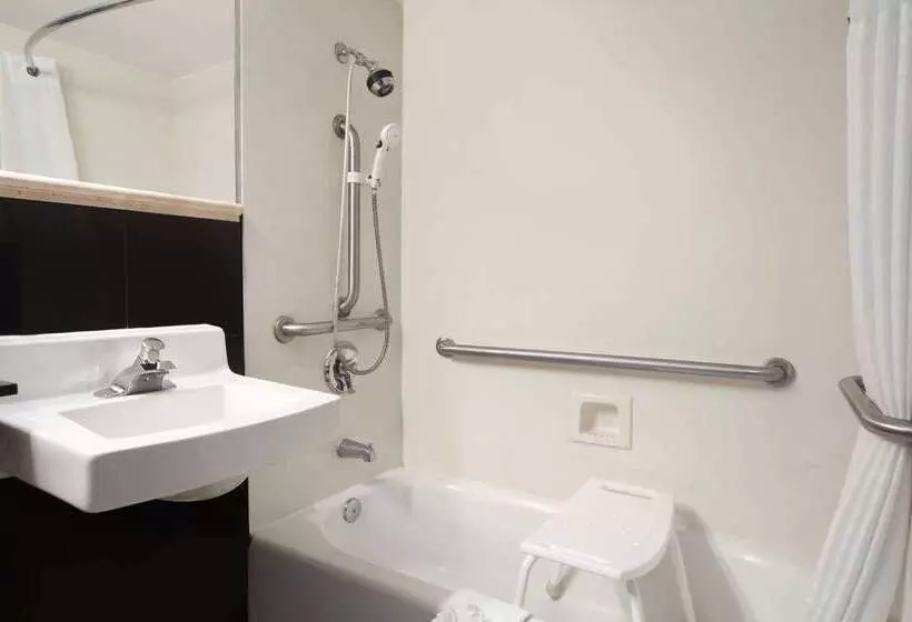 Отель Days Inn By Wyndham Concord