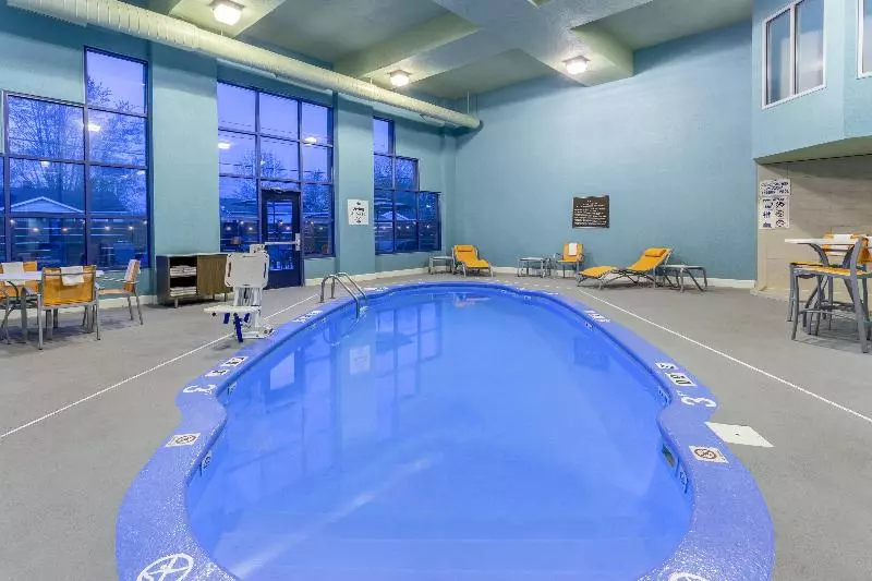 فندق Holiday Inn Express Scottsburg, An Ihg