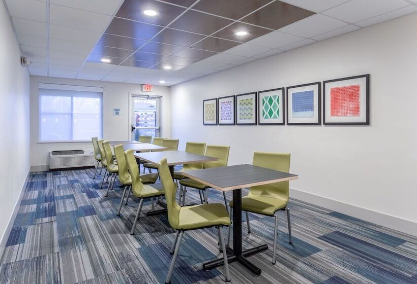 בית מלון כפרי Holiday Inn Express Scottsburg, An Ihg