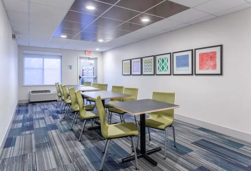فندق Holiday Inn Express Scottsburg, An Ihg