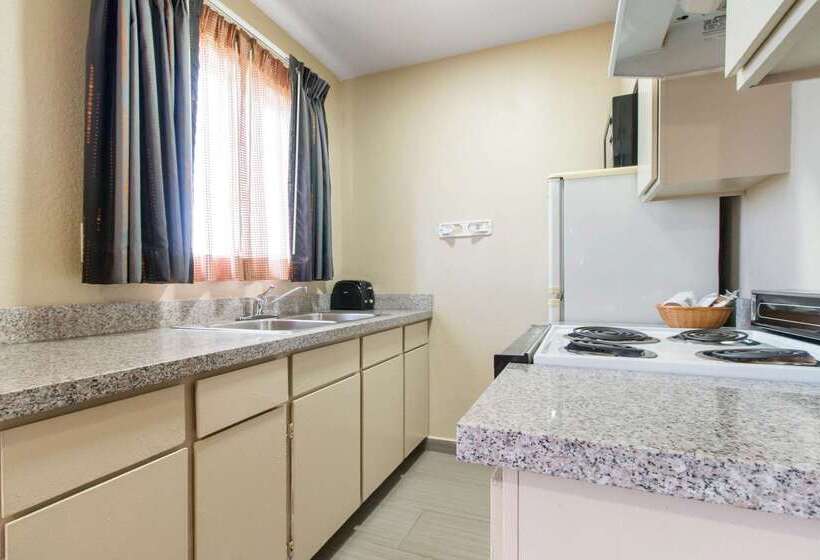 호텔 Quality Inn & Suites Crescent City Redwood Coast