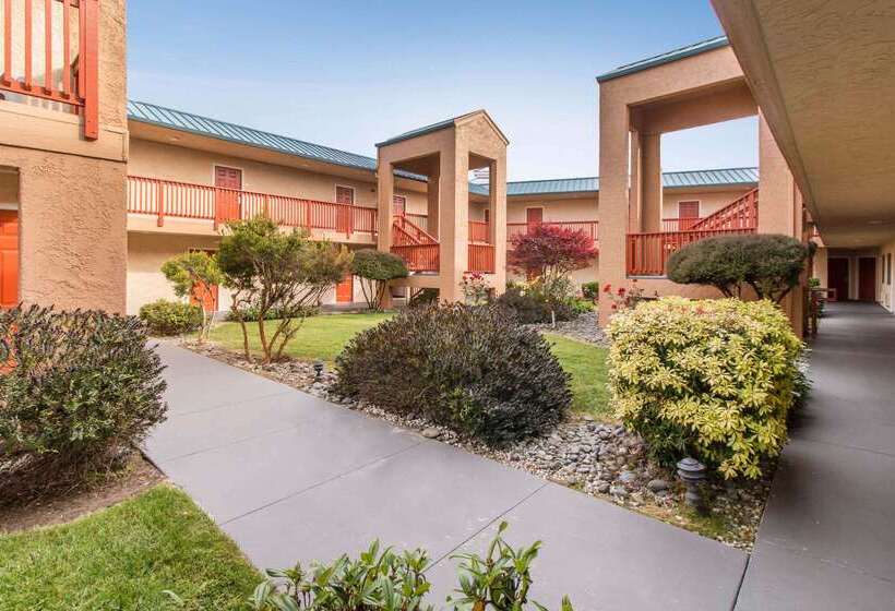 호텔 Quality Inn & Suites Crescent City Redwood Coast