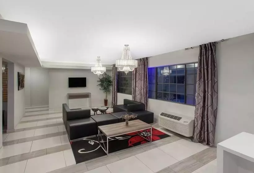 هتل Ramada By Wyndham Culver City