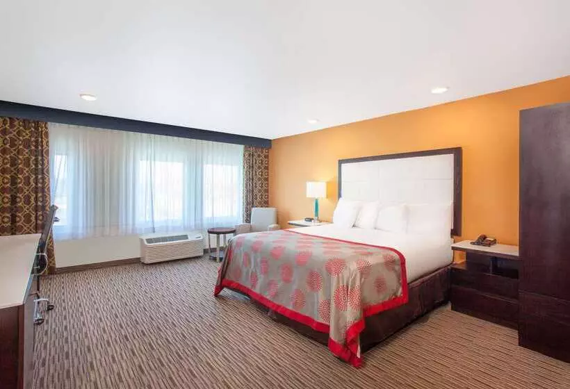 هتل Ramada By Wyndham Culver City