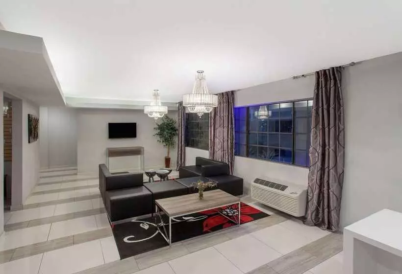 هتل Ramada By Wyndham Culver City