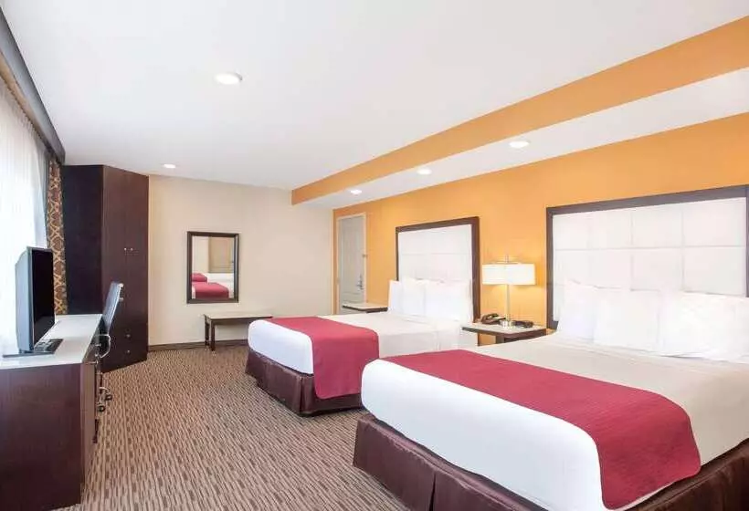 هتل Ramada By Wyndham Culver City