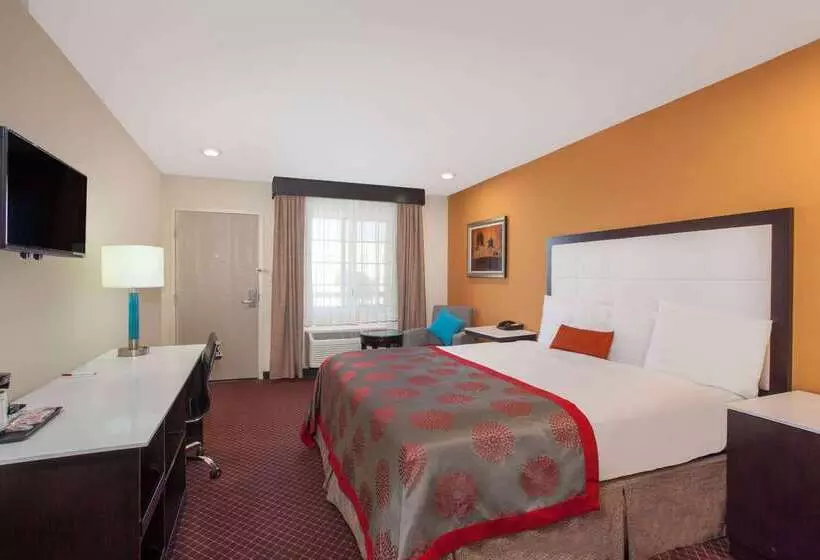 هتل Ramada By Wyndham Culver City