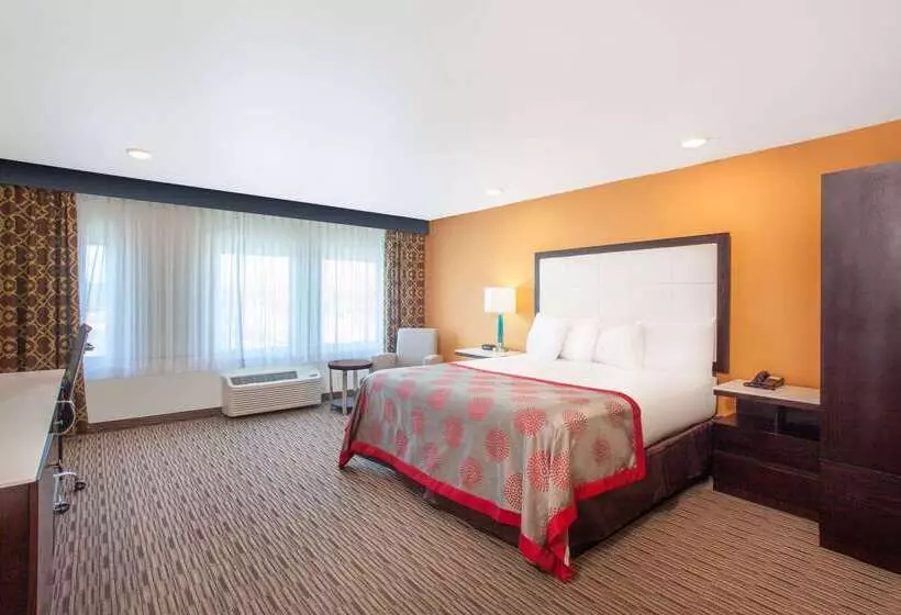 هتل Ramada By Wyndham Culver City