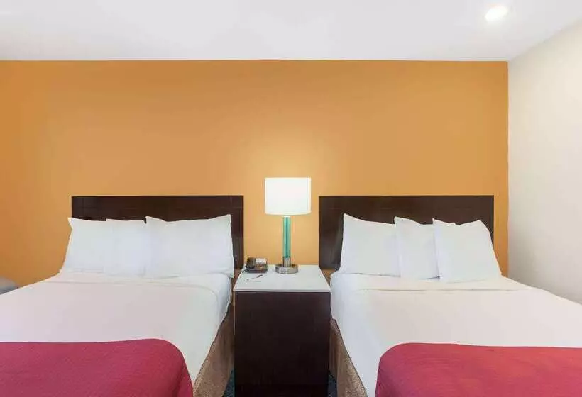 هتل Ramada By Wyndham Culver City