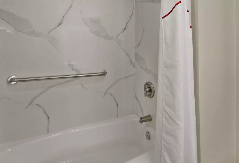 Отель Quality Inn & Suites