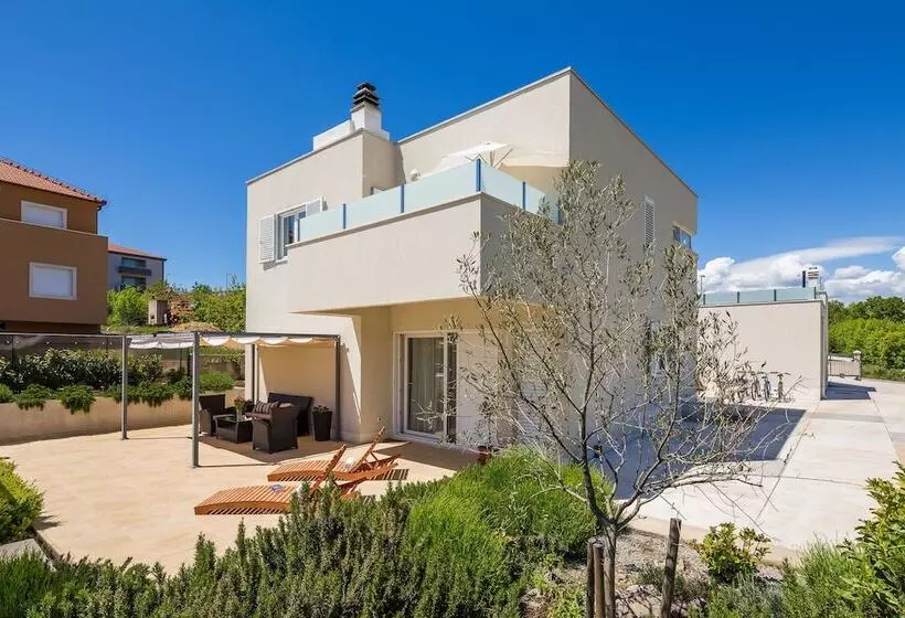 Stunning Villa Sofia With Heated Pool In Split Hinterland