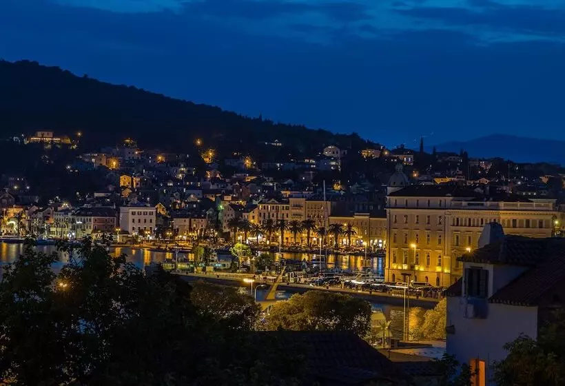 Brand New Suite Next To Palace & Beach