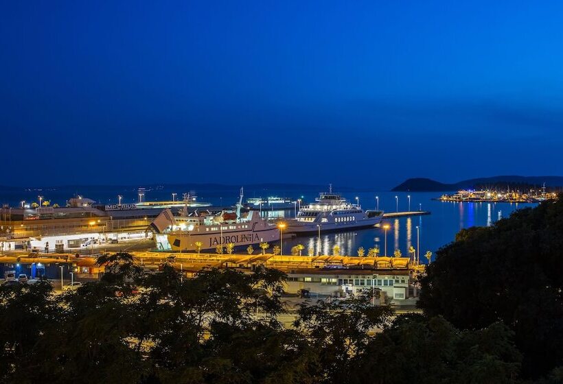 Brand New Suite Next To Palace & Beach