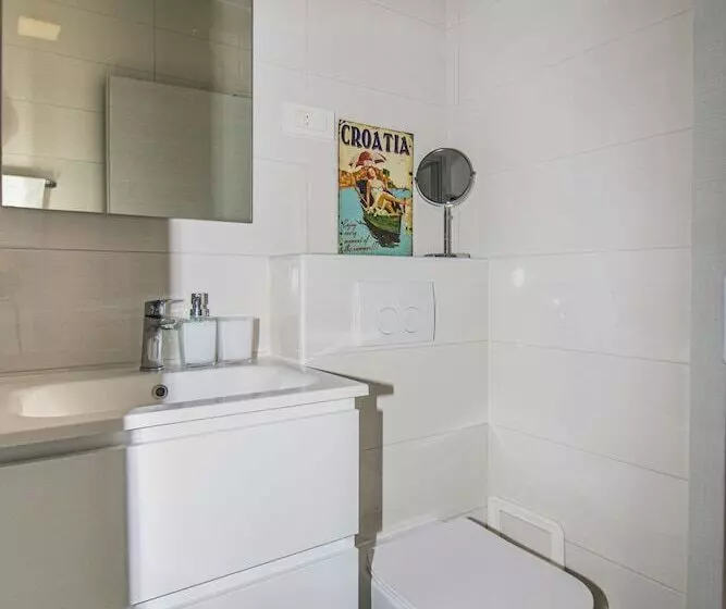 Brand New Suite Next To Palace & Beach