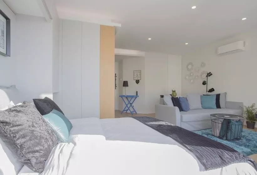 Liiiving | Bright Light Studio