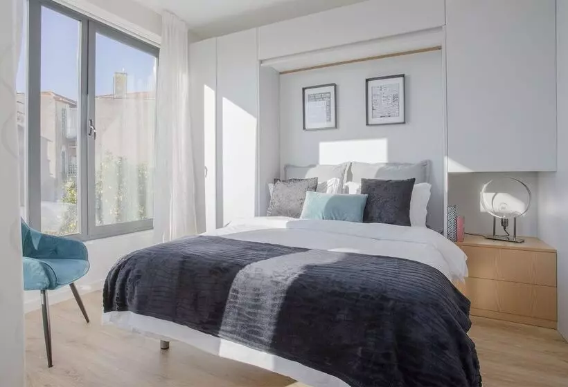 Liiiving | Bright Light Studio