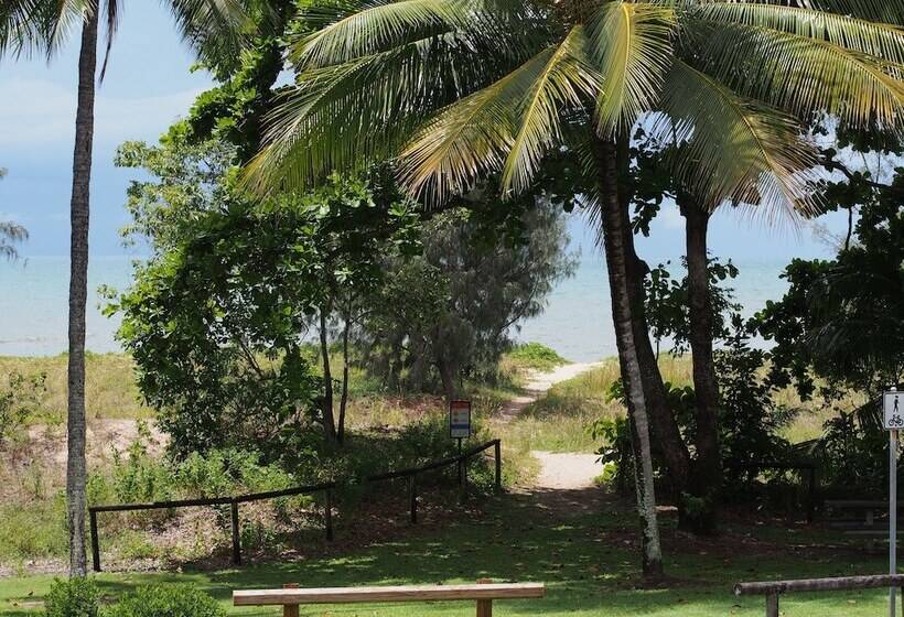 Silver Sands A Unique Retro Beauty