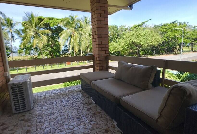 Silver Sands A Unique Retro Beauty