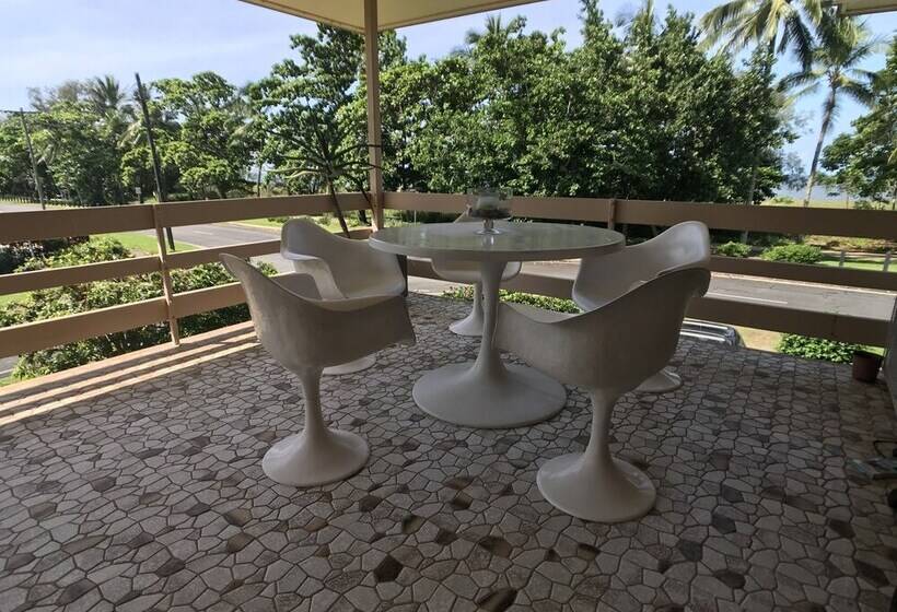 Silver Sands A Unique Retro Beauty