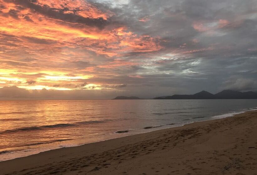 Silver Sands A Unique Retro Beauty