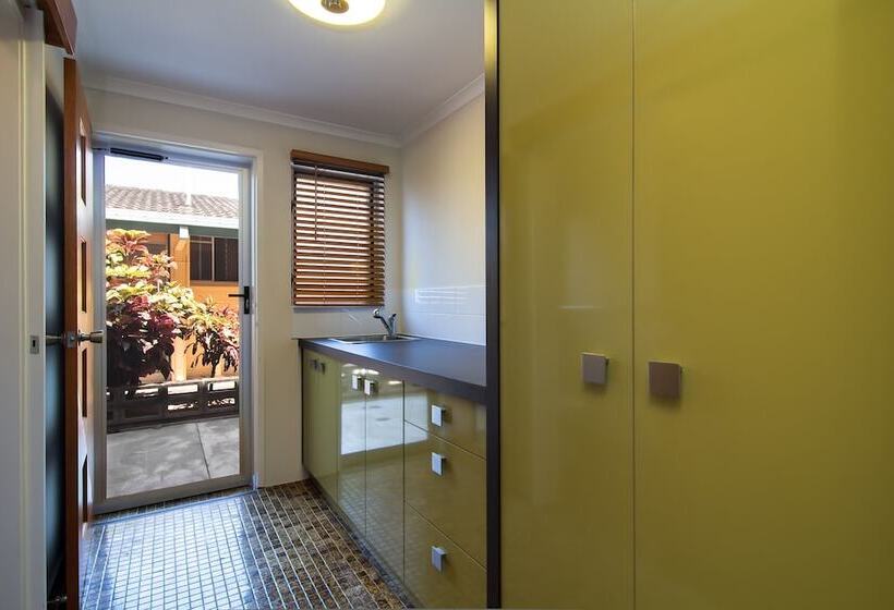 Silver Sands A Unique Retro Beauty