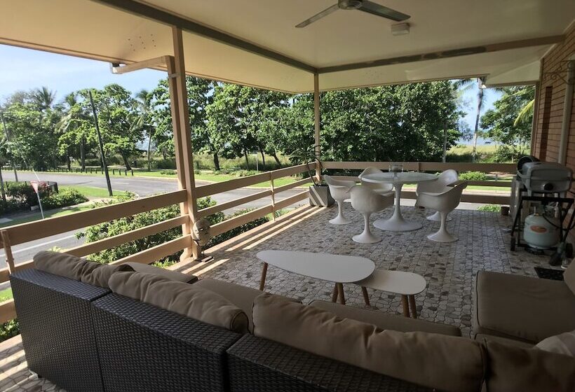 Silver Sands A Unique Retro Beauty