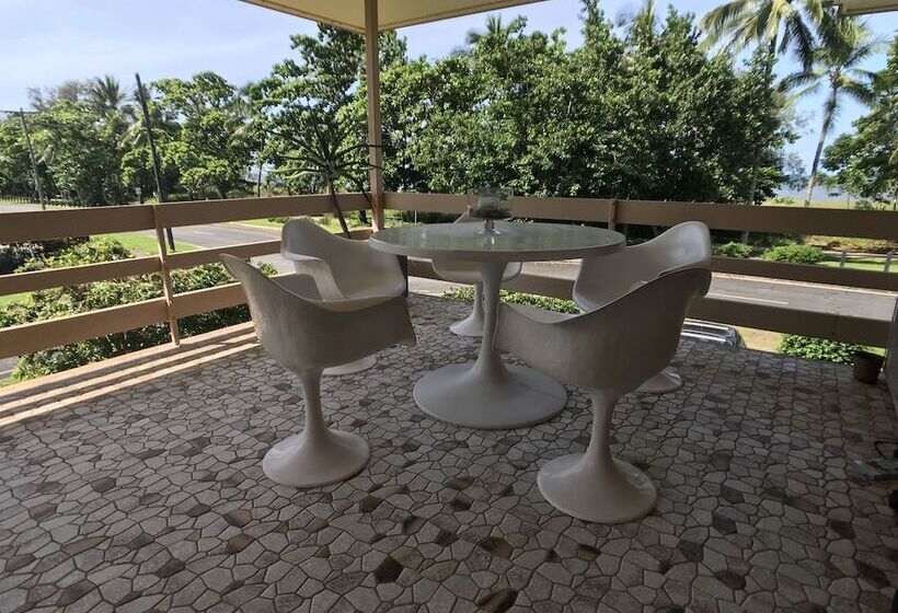 Silver Sands A Unique Retro Beauty