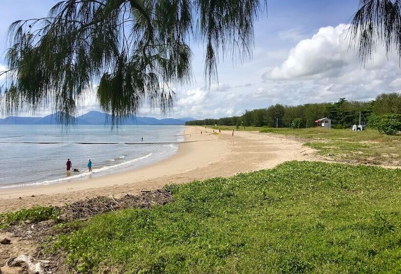 Silver Sands A Unique Retro Beauty