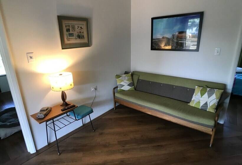 Silver Sands A Unique Retro Beauty