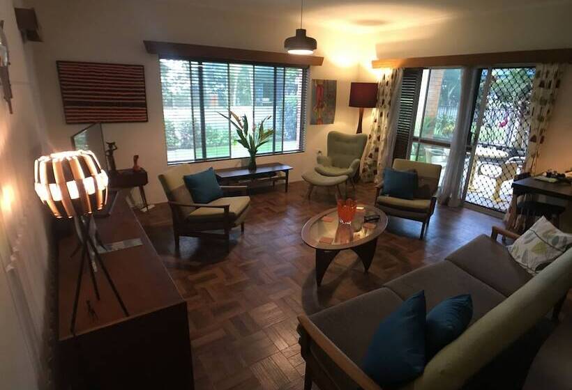 Silver Sands A Unique Retro Beauty