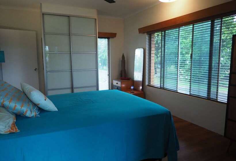 Silver Sands A Unique Retro Beauty