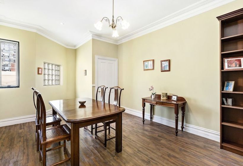 Hanna, 4bdr Melbourne Apartment