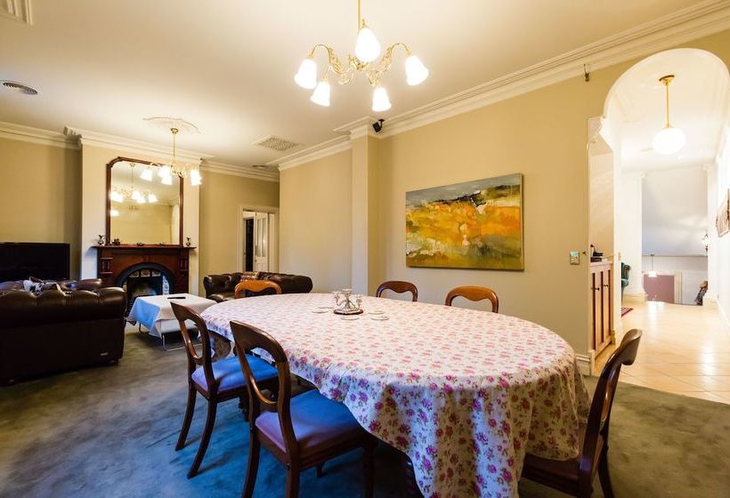 Hanna, 4bdr Melbourne Apartment