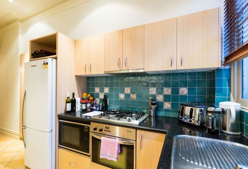 Hanna, 4bdr Melbourne Apartment