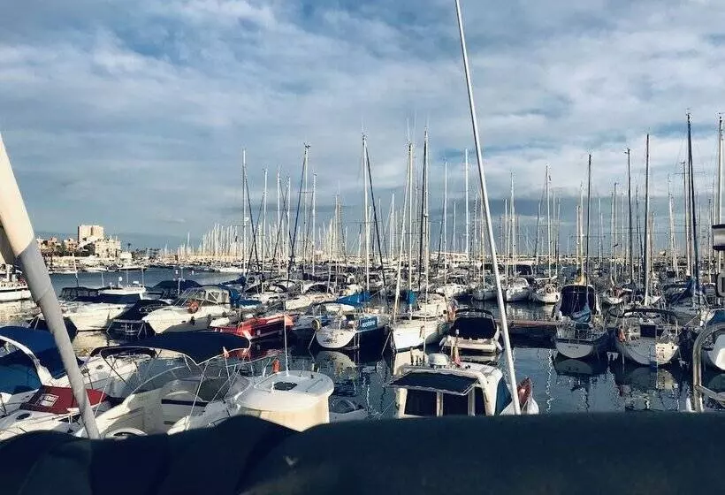 ホテル Luxury Dreams On Boat