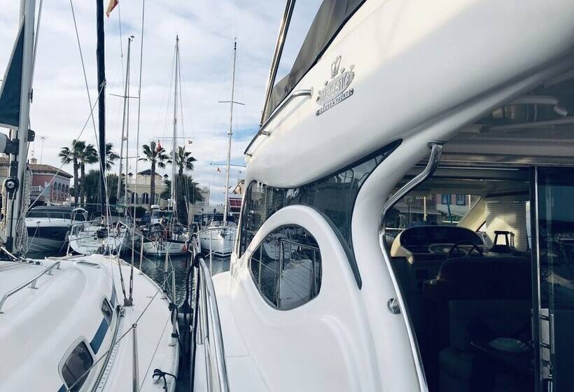 ホテル Luxury Dreams On Boat