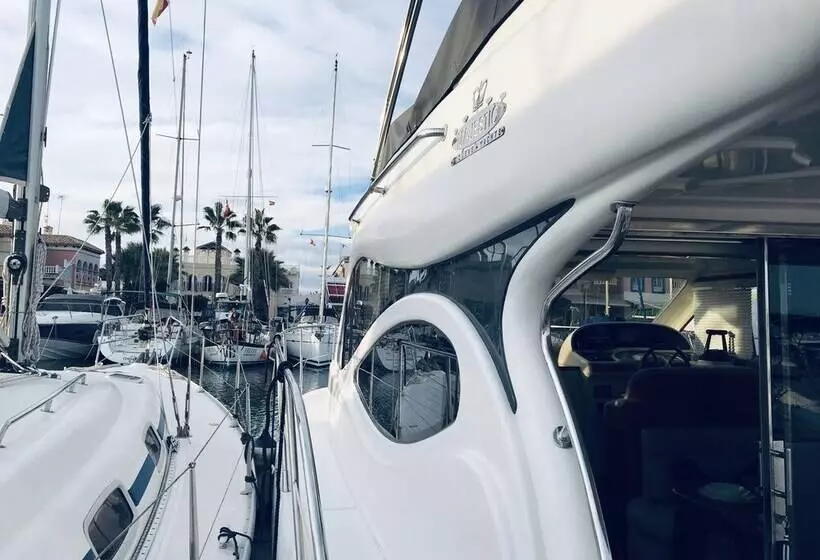 ホテル Luxury Dreams On Boat