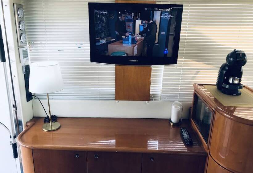 ホテル Luxury Dreams On Boat